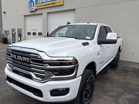 Used 2026 RAM 2500 Laramie AWD/4WD image 5