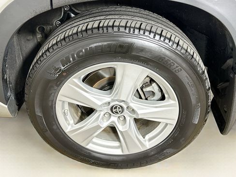 Used 2024 Toyota Highlander LE image 11