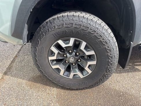 Used 2022 Toyota Tacoma TRD Off-Road w/ TRD Premium Off Road Package image 4