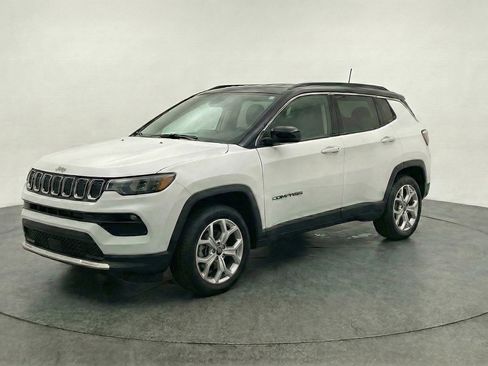 Used 2025 Jeep Compass Latitude image 3