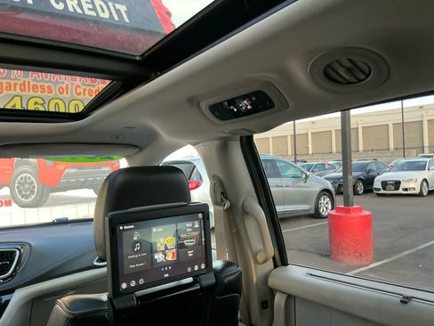 Used 2018 Chrysler Pacifica Limited w/ Tire & Wheel Group image 19