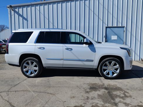 Used 2019 Cadillac Escalade Premium Luxury image 1