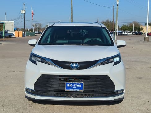 Used 2024 Toyota Sienna XLE image 10