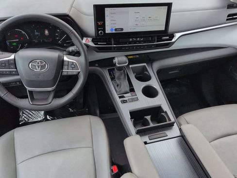 Certified 2025 Toyota Sienna XLE FWD image 27