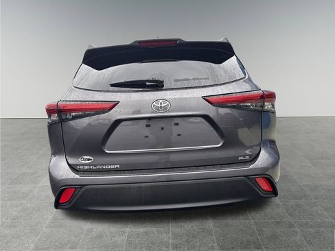 Used 2023 Toyota Highlander XLE image 4