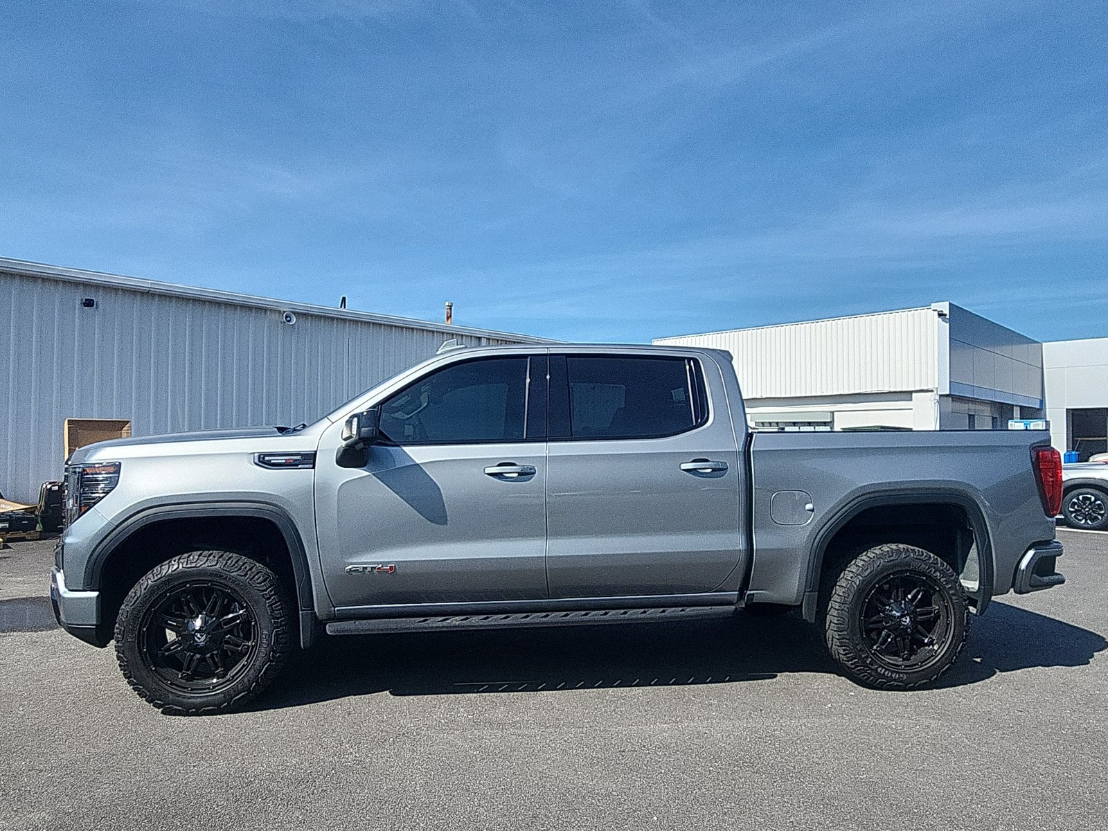 Used 2023 GMC Sierra 1500 AT4 w/ AT4 Premium Package AWD/4WD image 2