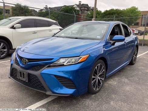 Used 2018 Toyota Camry SE w/ Moonroof Package image 4