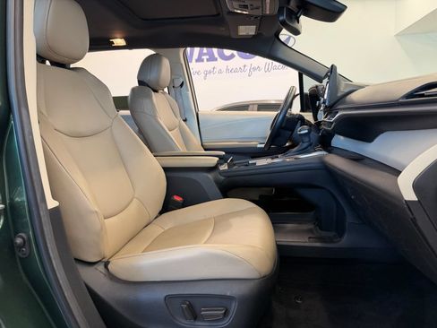 Used 2024 Toyota Sienna XLE FWD image 16