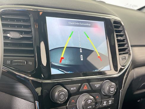 Used 2022 Jeep Grand Cherokee Laredo X image 14