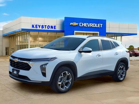 Used 2025 Chevrolet Trax LT FWD image 3