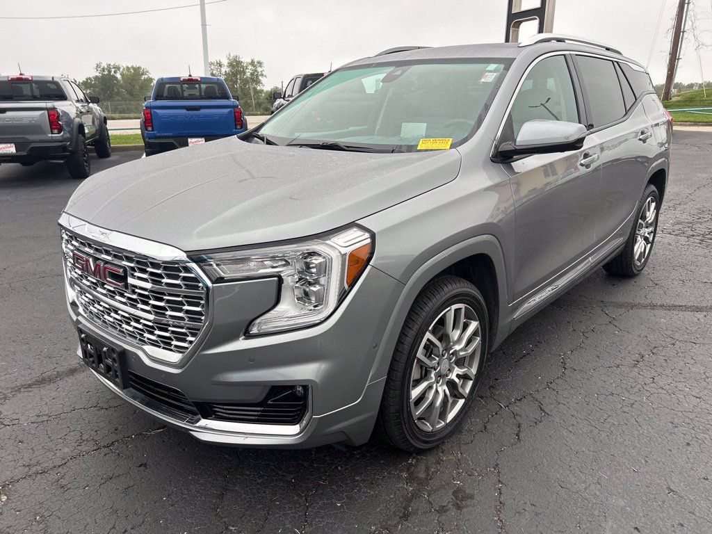 Used 2023 GMC Terrain Denali w/ Denali Premium Package AWD/4WD image 8