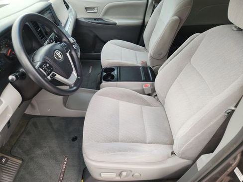 Used 2017 Toyota Sienna LE image 9
