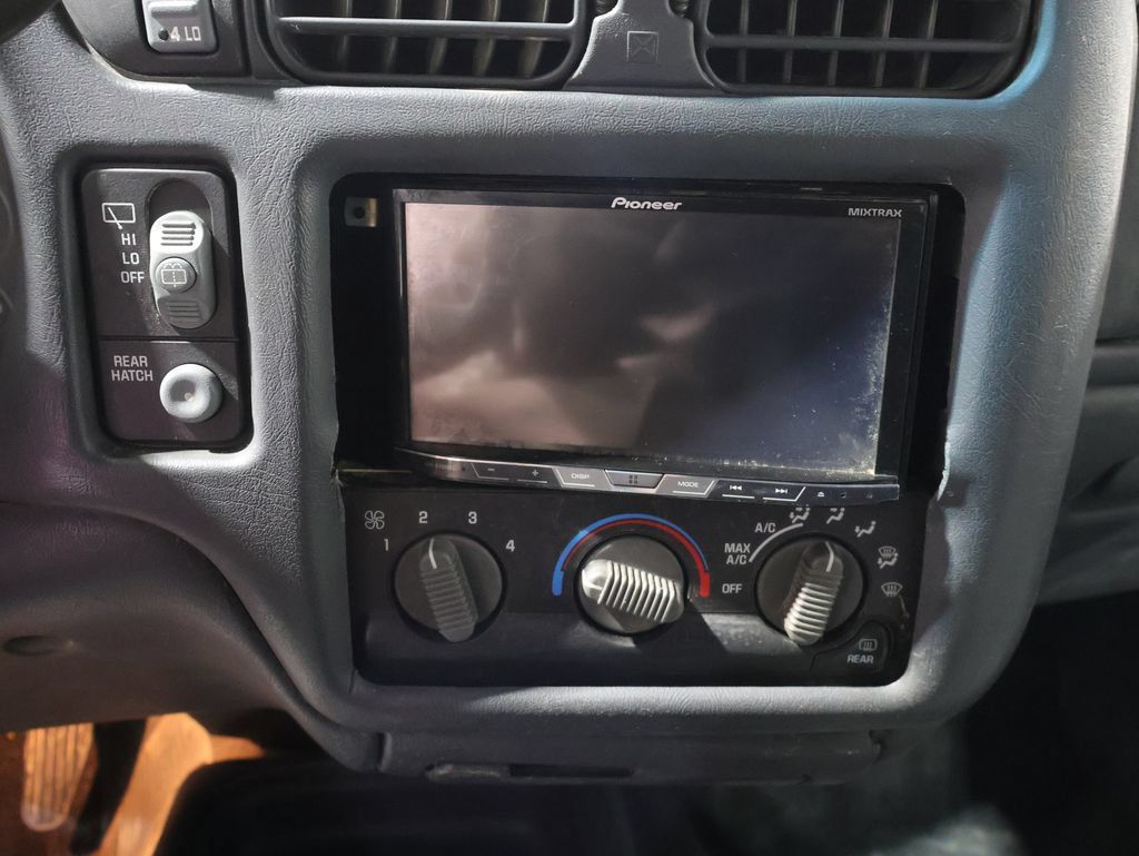 Used 2000 Chevrolet Blazer LS w/ LS Preferred Equipment Group AWD/4WD image 6