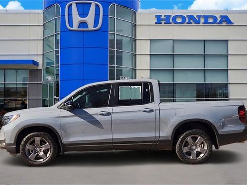 Used 2025 Honda Ridgeline TrailSport image 3