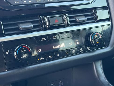 Used 2022 Nissan Pathfinder SV FWD image 27