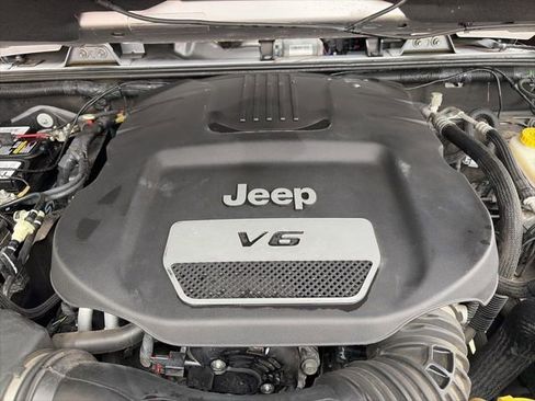 Used 2018 Jeep Wrangler Unlimited Sahara w/ Connectivity Group image 24