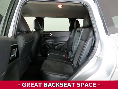 Used 2024 Mitsubishi Outlander SE image 9