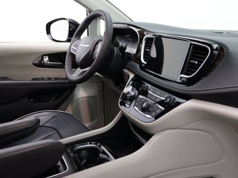 Used 2023 Chrysler Pacifica Limited FWD image 41