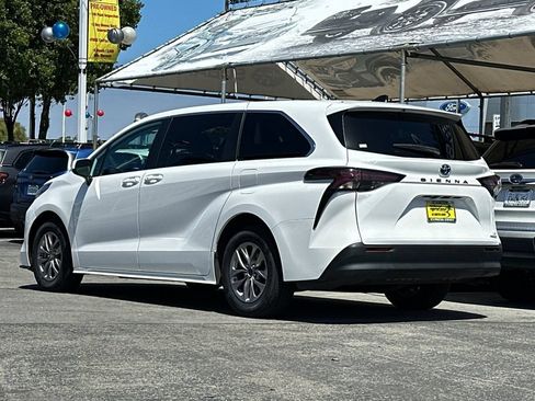 Used 2024 Toyota Sienna LE FWD image 6