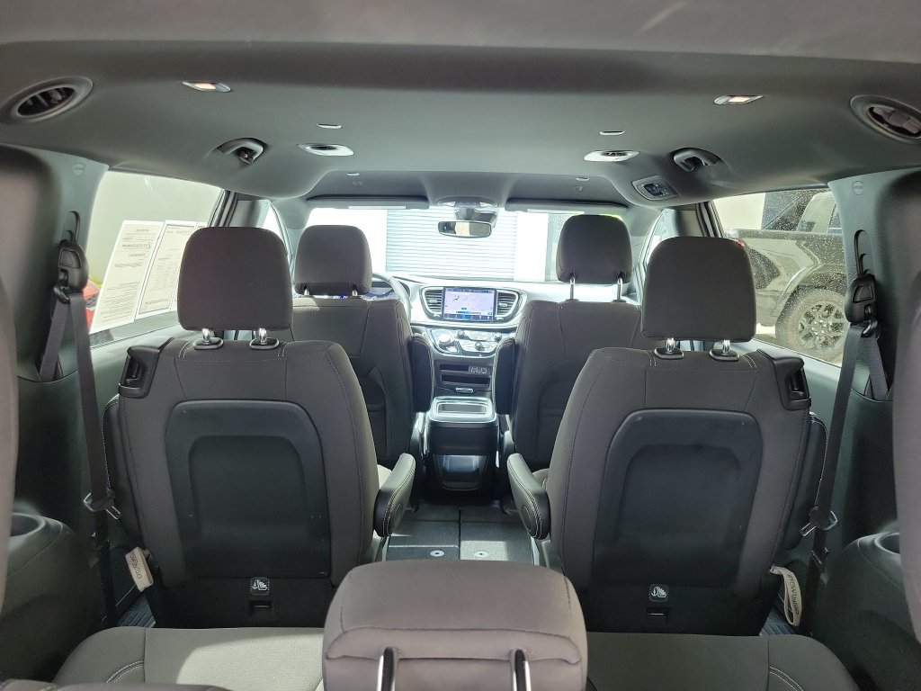 Used 2024 Chrysler Pacifica Touring FWD image 12