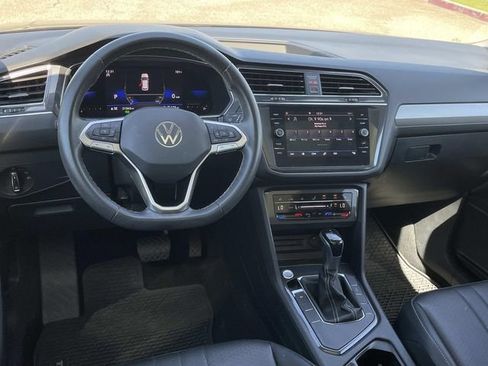 Used 2022 Volkswagen Tiguan SE w/ Panoramic Sunroof Package image 6