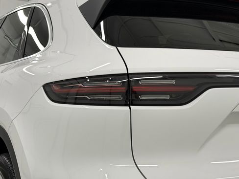 Certified 2023 Porsche Cayenne AWD/4WD image 18
