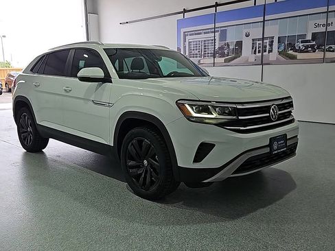 Certified 2023 Volkswagen Atlas Cross Sport SE w/ Panoramic Sunroof Package FWD image 2