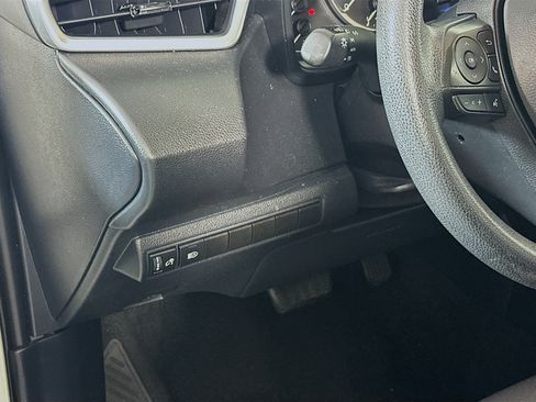 Used 2022 Toyota Corolla LE image 16