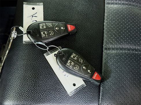 Used 2014 Chrysler Town & Country Touring-L w/ Driver Convenience Group image 35