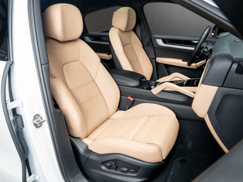 Certified 2025 Porsche Cayenne S AWD/4WD image 40