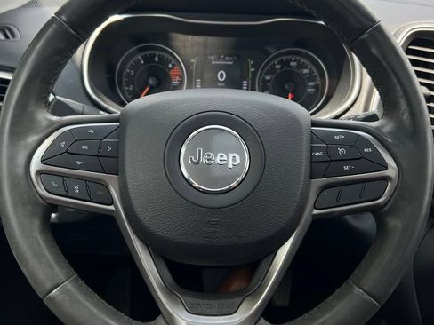Used 2020 Jeep Cherokee Latitude Plus w/ Comfort/Convenience Group FWD image 19