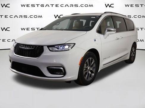 Used 2024 Chrysler Pacifica Pinnacle image 1