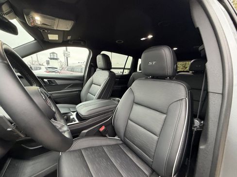 Used 2025 Buick Enclave Sport Touring image 10