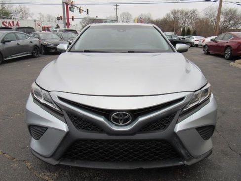 Used 2018 Toyota Camry SE image 2