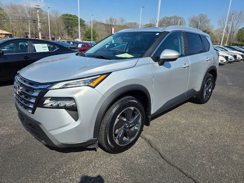 Used 2024 Nissan Rogue SV w/ SV Premium Package image 7