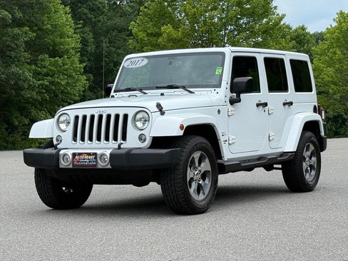 Used 2017 Jeep Wrangler Unlimited Sahara w/ Connectivity Group AWD/4WD image 7