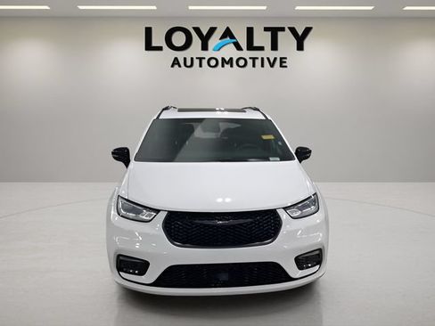 Used 2025 Chrysler Pacifica Limited FWD image 7