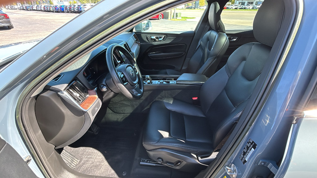 Used 2023 Volvo XC60 B5 Plus AWD/4WD image 25