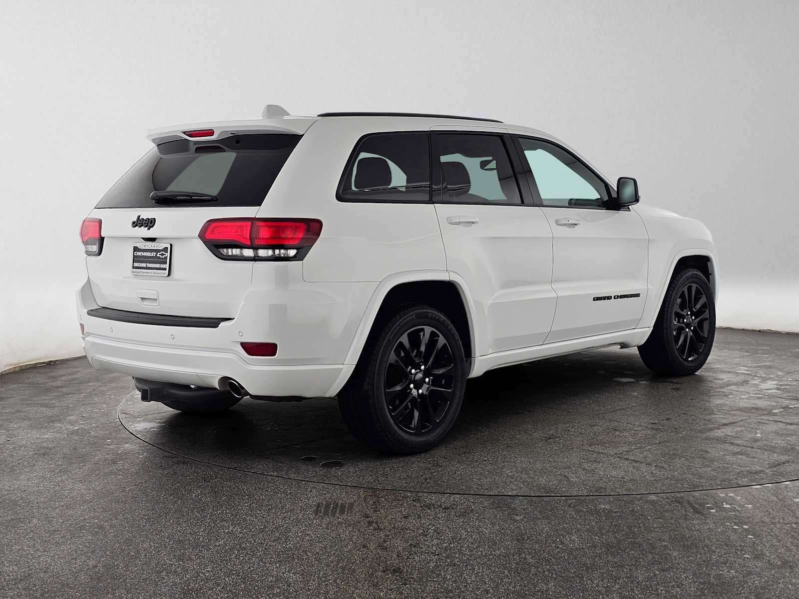 Used 2020 Jeep Grand Cherokee Altitude RWD image 3