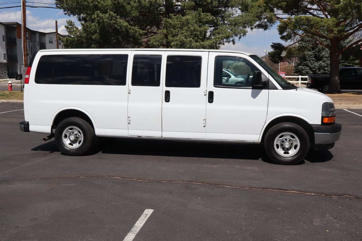 Used 2017 Chevrolet Express 3500 LT RWD image 3
