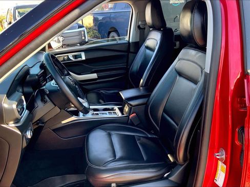 Certified 2021 Ford Explorer XLT w/ Equipment Group 202A image 7
