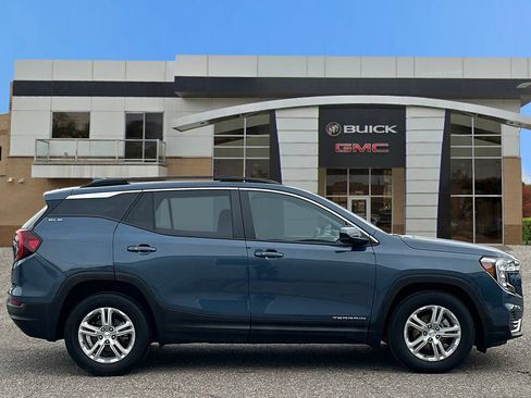 Used 2024 GMC Terrain SLE w/ Driver Convenience Package FWD image 7