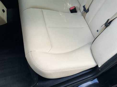 Used 2018 BMW 320i Sedan image 16