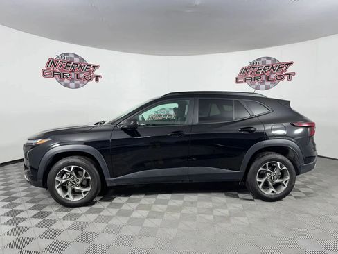 Used 2025 Chevrolet Trax LT FWD image 4