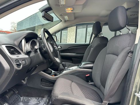 Used 2017 Dodge Journey SE w/ Flexible Seating Group image 2