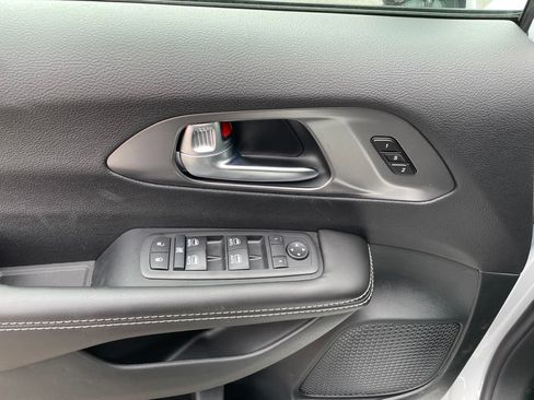 New 2026 Chrysler Pacifica Select w/ S Appearance Package FWD image 8