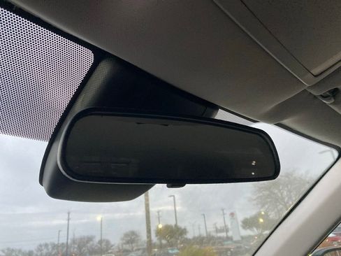 Used 2025 Toyota Highlander LE image 26