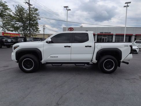 Used 2025 Toyota Tacoma TRD Off-Road w/ TRD Off Road Premium Package AWD/4WD image 2