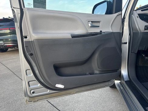 Used 2016 Toyota Sienna XLE image 7