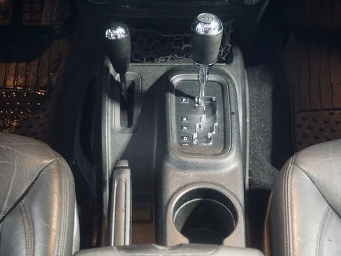 Used 2016 Jeep Wrangler Unlimited Sahara w/ Connectivity Group image 27